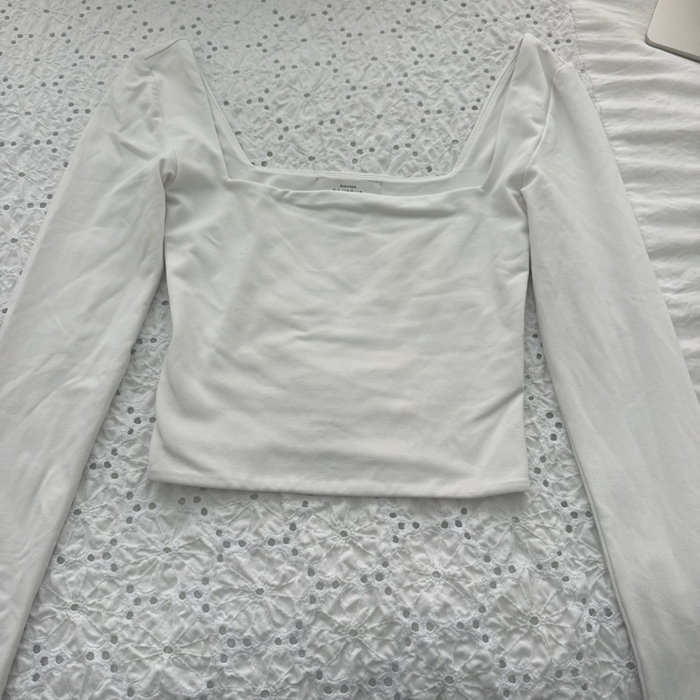 Aritzia Contour Babaton xs cropped white long sleeve with bra hooks